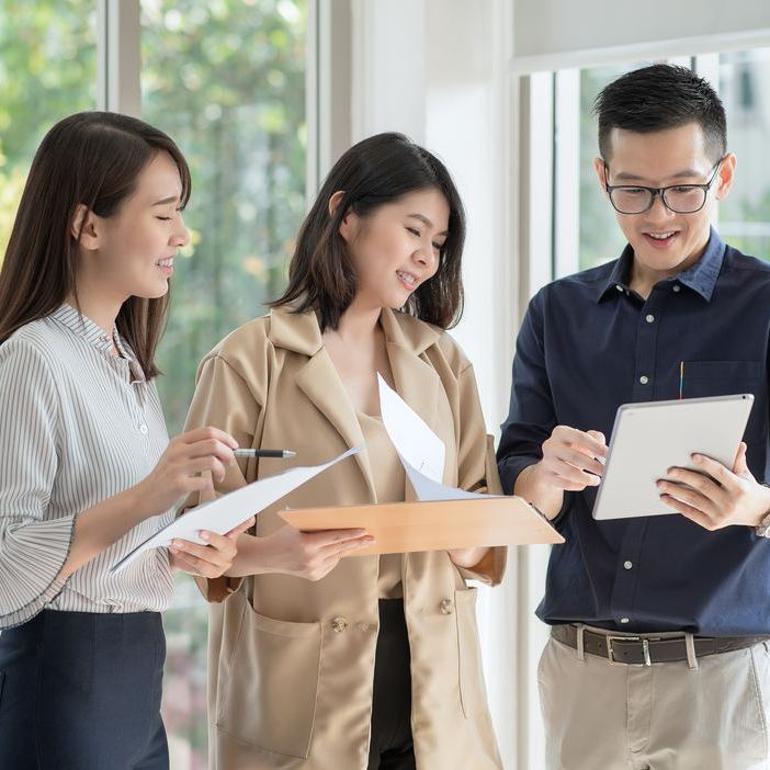 Đội ngũ KTECH trao đổi hồ sơ ứng tuyển